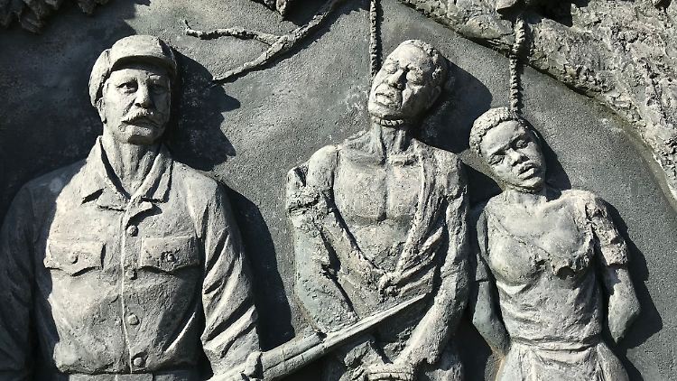 Denkmal zur Erinnerung an den von deutschen Kolonialtruppen begangenen Völkermord an den Herero und Nama im Zentrum der namibischen Hauptstadt Windhoek. Die Inschrift laut übersetzt etwa: "Ihr Blut nährt unsere Freiheit".