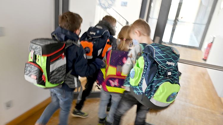 Viele Eltern fragen sich, ob sie ihre Kinder gegen das Coronavirus impfen lassen sollen. Die Empfehlung der STIKO dazu steht noch aus.