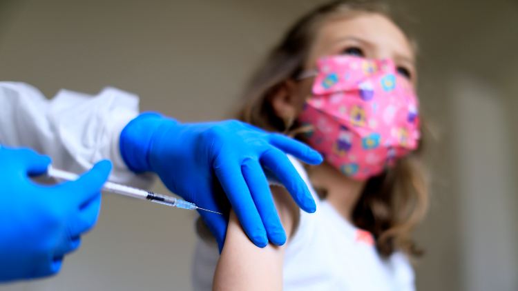 Die Schwelle zur Herdenimmunität sei auch ohne die umfassende Impfung von Kindern zu erreichen, sagt Bogdan.
