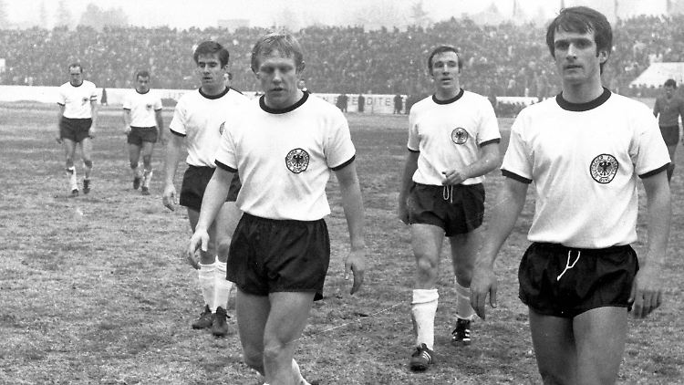 Bernd Patzke, Hans Küppers, Günter Netzer, Wolfgang Overath (v.l.) konnten mit dem Auftritt gegen Albanien nicht zufrieden sein.