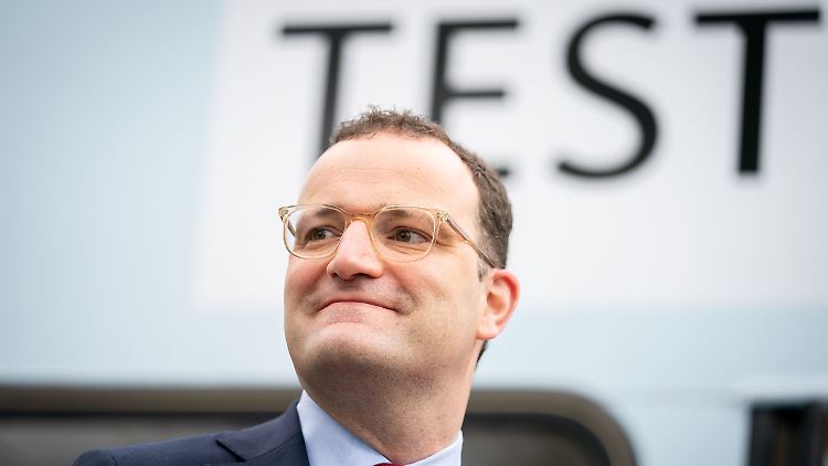 "Jeder, der die Pandemie nutzt, um sich kriminell zu bereichern, sollte sich schämen", twitterte Spahn.