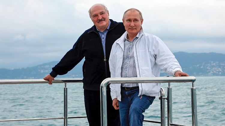 Vertraut an der Reling: Nach einem Treffen im vergangenen September im Kreml tauschen sich die mächtigen Männer von Belarus und Russland diesmal in Sotschi aus.