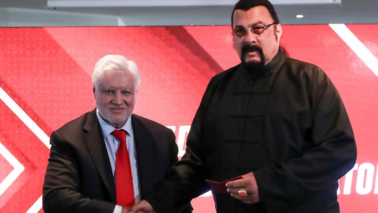 Wenn ein Steven Seagal in eine Partei eintritt, dann lässt sich auch der Vorsitzende, hier Sergei Mironow, nicht zwei Mal zur Aufnahmezeremonie bitten.