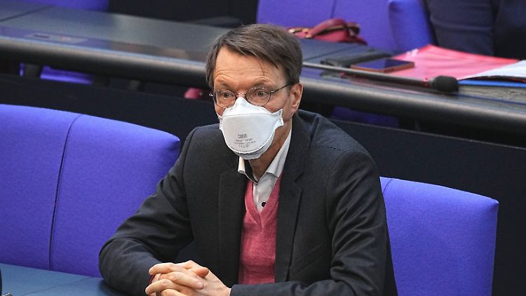 Kinder und Jugendliche sollten im Frühsommer bevorzugt ein Impfangebot bekommen, fordert SPD-Gesundheitsexperte Karl Lauterbach.