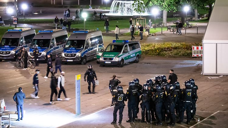 Zahlreiche Polizisten waren in der Nacht am Stuttgarter Schlossplatz im Einsatz.
