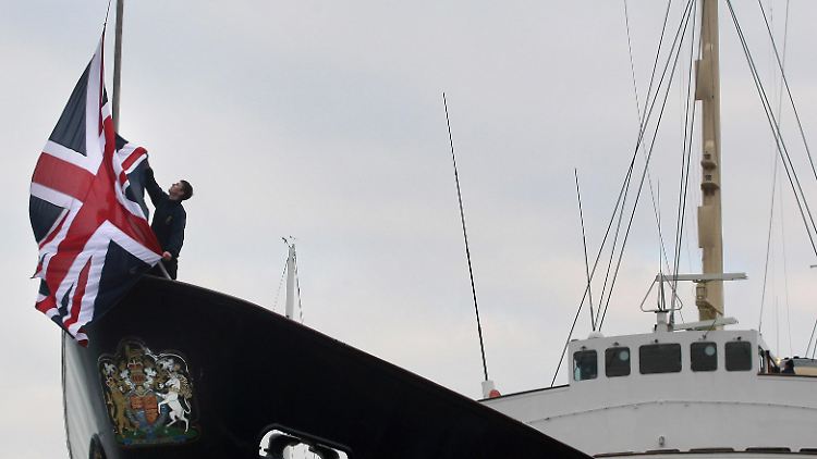 Das Schiff tritt die Nachfolge der königlichen Jacht "Britannia" an, die 1997 außer Dienst gestellt wurde und nun in Schottland als Museum dient.