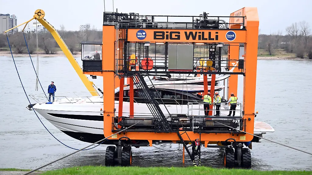 Der-Schiffskran-Big-Willi-hat-die-ersten-Boote-fuer-die-Wassersportmesse-Boot-aus-dem-Rhein-gehoben