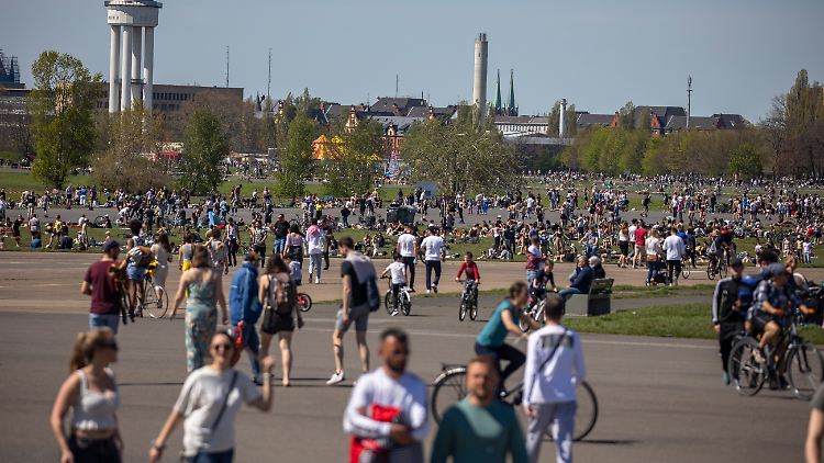 Am Tempelhofer Feld in Berlin scheint die Pandemie schon fast vergessen.