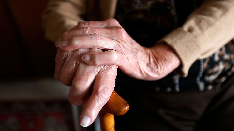 Die Arbeit soll attraktiver und die Zuzahlung gedeckelt werden: Die GroKo beschließt eine Reform der Pflegeversicherung.