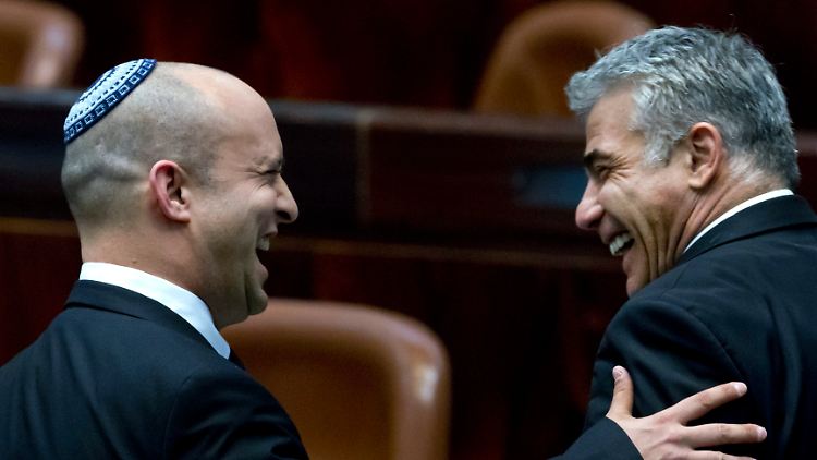 Hardliner Naftali Bennett (l.) sichert Jair Lapid (r.) seine Unterstützung zu.