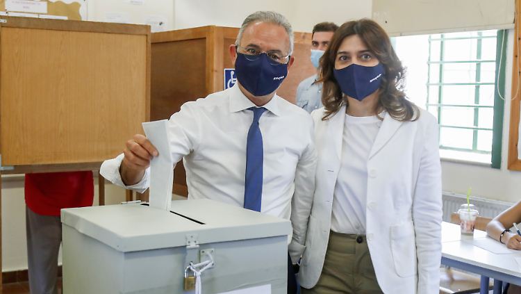 Averof Neophytou, Chef der Konservativen, bei der Stimmabgabe.