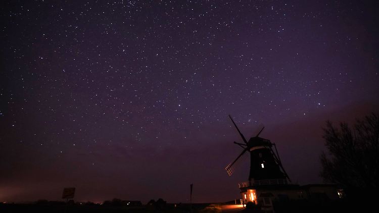 Klarer Sternenhimmel auf der nordfriesischen Insel Pellworm.