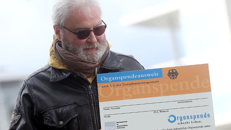 Der Berliner Notarzt Wolfgang Wachs wirbt für die Organspende. Er selbst lebt mit einer transplantierten Lunge. 