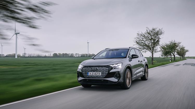 Der Audi Q4 e-tron fährt mit 4,60 Meter Länge und über zwei Tonnen Gewicht vor. 