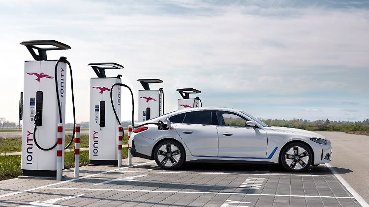 An einer 200-kW-Ladestation dauert es zehn Minuten, dann ist genug Energie für 160 Kilometer im Akku.