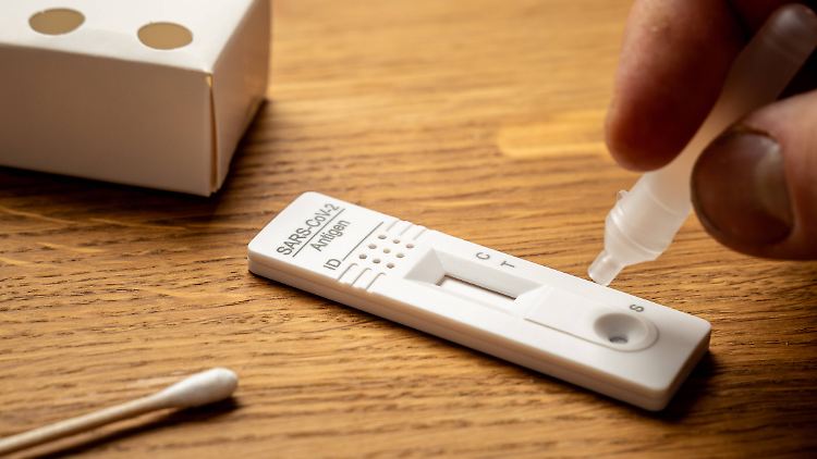 Schnell- und Selbsttests sind weniger zuverlässig als Labortests - und zudem noch temperaturempfindlich.