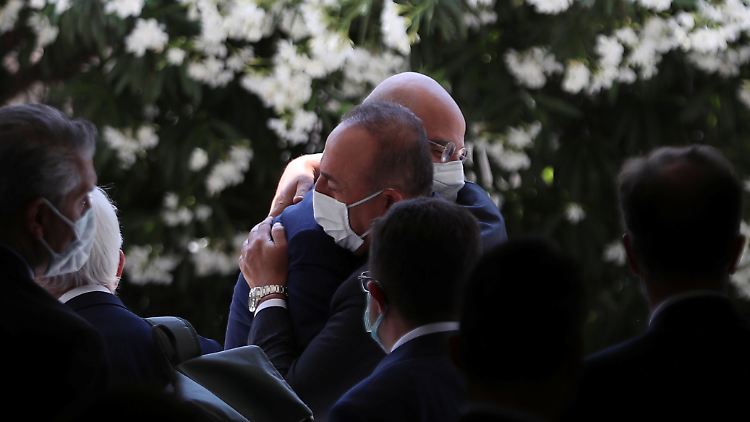 Die Außenminister Cavusoglu und Dendias Arm in Arm in Athen.