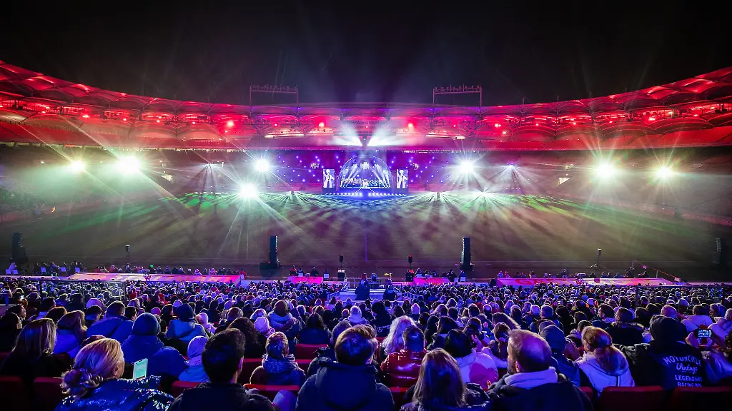 Zuschauer-sehen-sich-das-Weihnachtskonzert-des-VfB-Stuttgart-an