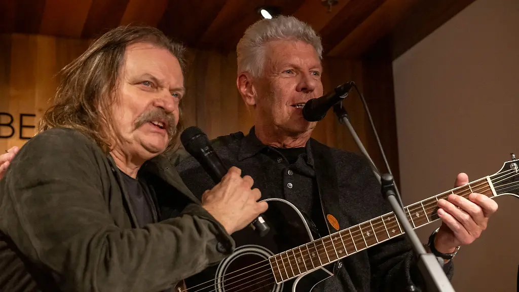 Steht-mit-Mandoki-auf-der-Buehne-OB-Reiter