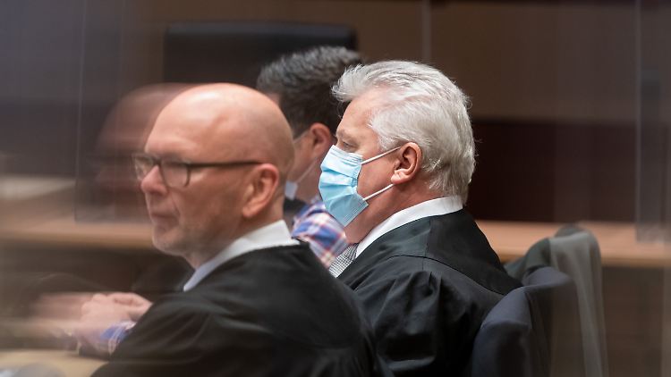 Der angeklagte Polizist (hinten) zusammen mit seinen Anwälten vor Gericht.