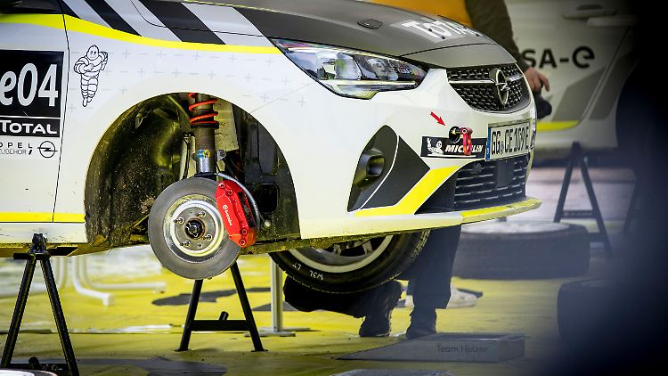 Das Fahrwerk an der Vorderachse des Opel Corsa-e Rally wurde komplett verändert und den Wettkampfbedingungen angepasst.