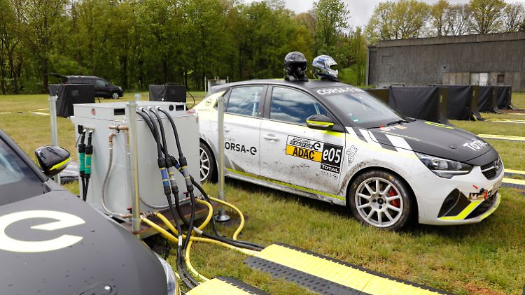 Geladen wird mit maximal 100 kW Gleichstrom, womit der 50-kWh-Akku in 30 Minuten wieder 80 Prozent seiner Leistung hat.