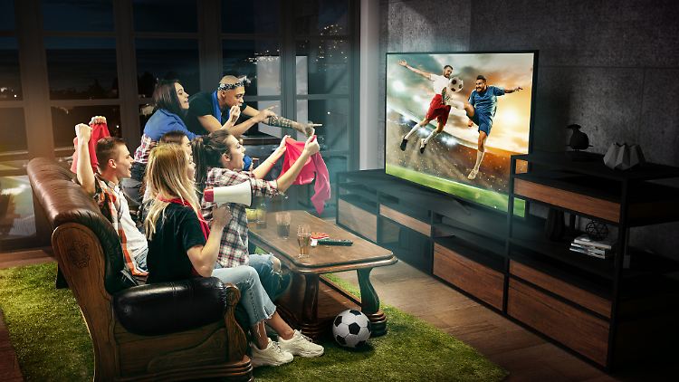 Fernseher, Soundbar und Beamer holen das Stadion ins Wohnzimmer.