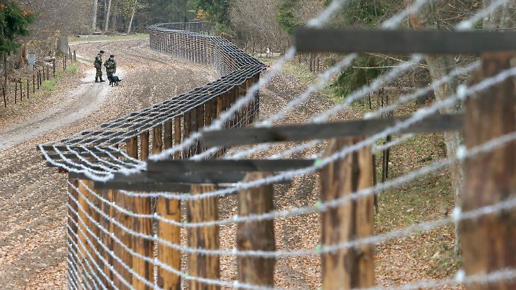 Diktator Lukaschenko sperrt sein Volk hinter einem Grenzzaun ein.