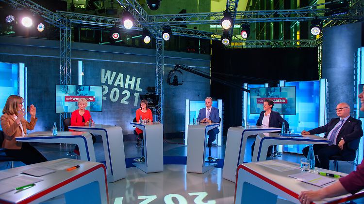Die Spitzenkandidaten (v. li.): Eva von Angern (Die Linke), Cornelia Lüddemann (Grüne), Katja Pähle (SPD), Ministerpräsiden Reiner Haseloff (CDU), Lydia Hüskens (FDP) und Oliver Kirchner (AfD).