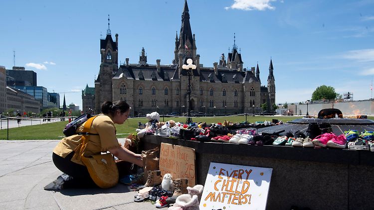 Gedenken an die getöteten Kinder vor dem Parlament in Ottawa.