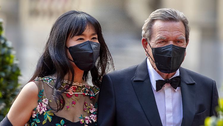 Die rund 22.000 Euro Schmerzensgeld, die Gerhard Schröder an den Ex-Ehemann seiner Frau Soyeon zahlen muss, trägt der Altkanzler sicher gern. 