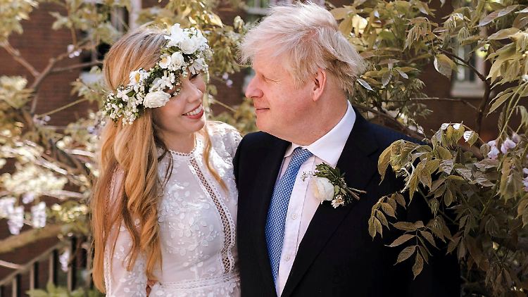 Das Paar feierte schon vor 14 Monaten Hochzeit - wegen der Pandemie damals allerdings noch nicht mit 200 Gästen.
