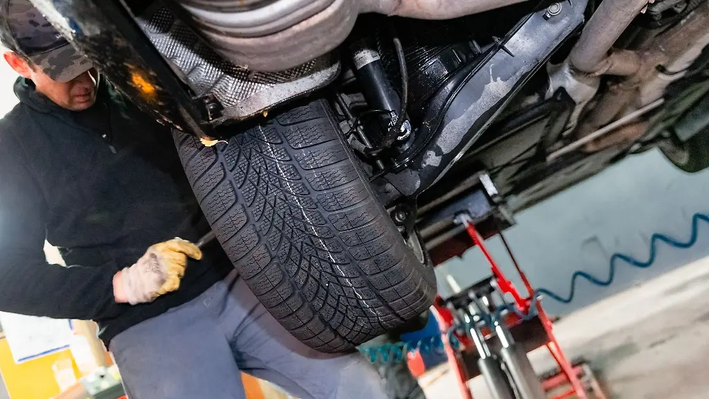 Winter-und-Ganzjahresreifen-haben-meist-laufrichtungsgebundene-pfeilfoermige-Profile-die-Wasser-und-Schneematsch-nach-aussen-leiten-und-so-fuer-sicheren-Bodenkontakt-sorgen