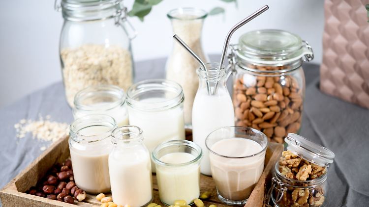 Pflanzliche Milchprodukte können zum Beispiel die tierische Milch im Kaffee, im Müsli oder beim Backen ersetzen. 
