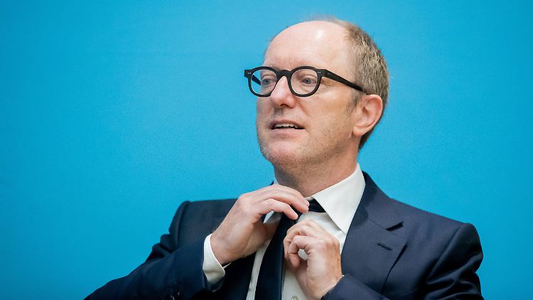 Zahn sagte, die Entscheidung sei ihm sehr schwergefallen.
Doch sei ihm bewusst geworden, dass er die Integration nicht unbefangen und sachlich hätte vorantreiben können.