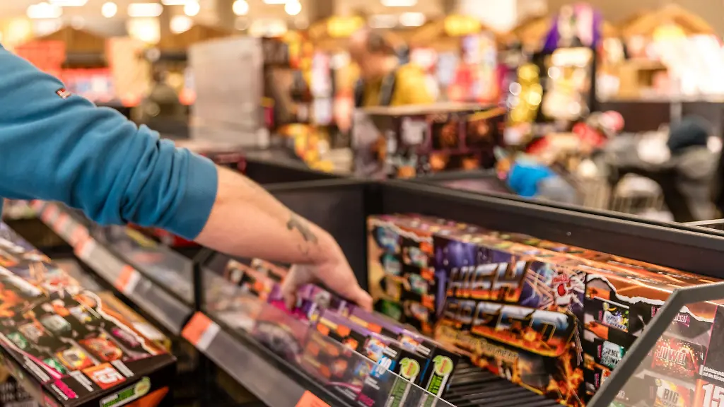 Zum-Jahreswechsel-liegen-sie-wieder-im-Handel-Feuerwerks-Raketen-und-Boeller-Archivbild