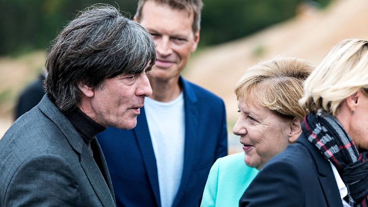 Kennen sich schon lange, gehen bald beide: Bundestrainer Joachim Löw und Bundeskanzlerin Angela Merkel. 