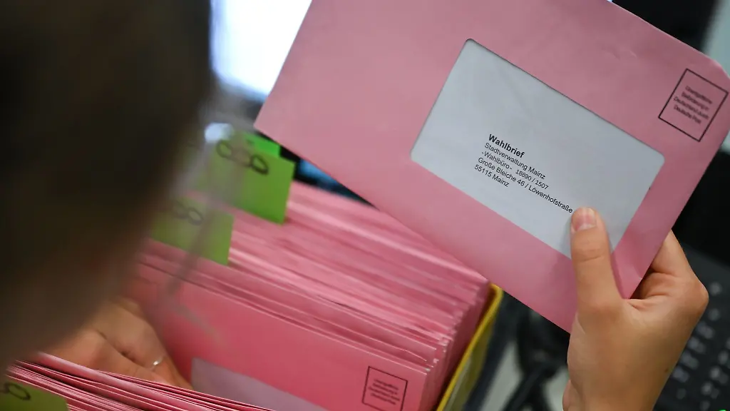 45-Prozent-der-Volljaehrigen-mit-Einwanderungsgeschichte-waeren-bei-einer-Bundestagswahl-2023-wahlberechtigt-gewesen