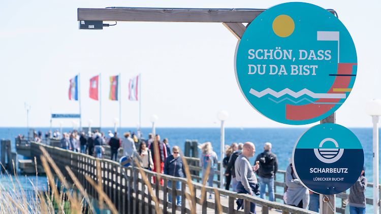 Mehr und mehr genießen Deutsche nun wieder die Sonne auch an der Küste - wie hier Pfingsten in der Lübecker Bucht.