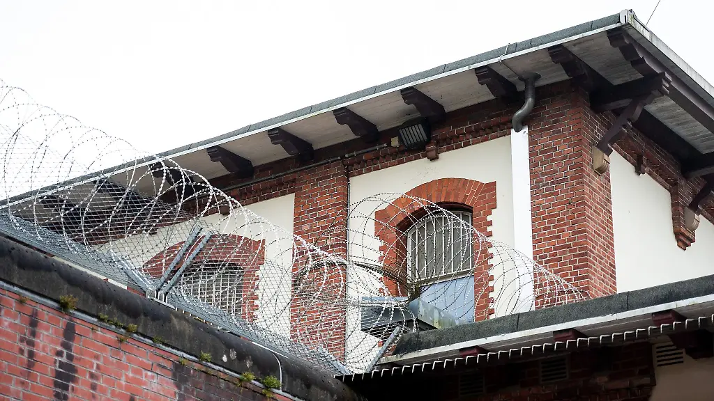 Der-junge-Mann-nach-dem-die-Polizei-sucht-entwich-waehrend-eines-begleiteten-Ausgangs