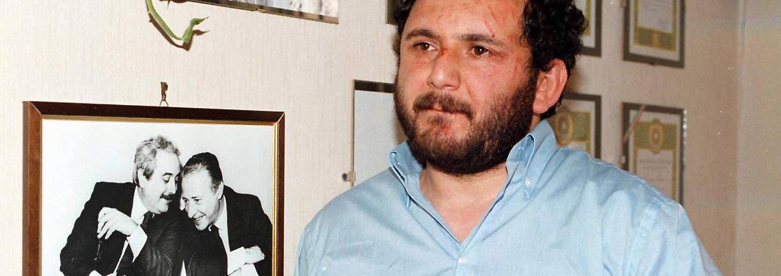Nach seiner Festnahme 1996 ließ die Polizei Brusca vor dem berühmten Foto von Falcone (l.) und Borsellino (r.) posieren.