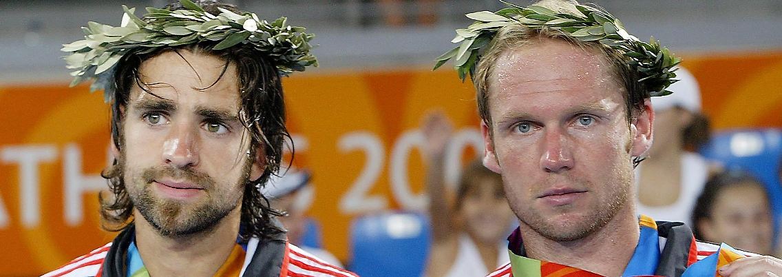 Enttäuschung im Athen: Im vierten Satz des olympische Doppelfinales vergeben Kiefer und sein Partner Rainer Schüttler vier Gold-Medal-Points - am Ende bleibt ihnen nur Silber.
