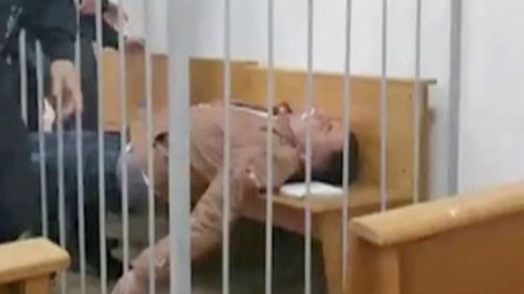 Stepan Latypow verlor im Gerichtssaal das Bewusstsein und wurde in ein Krankenhaus gebracht.