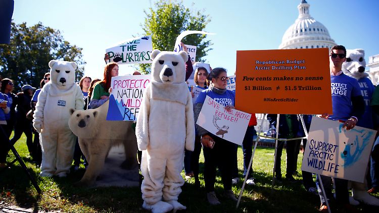 Aktivisten protestieren vorm Kapitol gegen die Vergabe von Förderlizenzen in Alaska. 