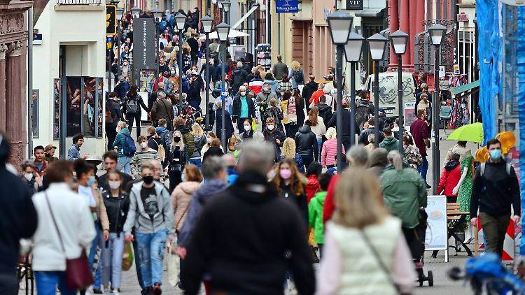 So wie hier kürzlich in Heidelberg sah es im April eher nicht in deutschen Einkaufsstraßen aus. Das schlägt sich auf die Umsatzzahlen nieder.