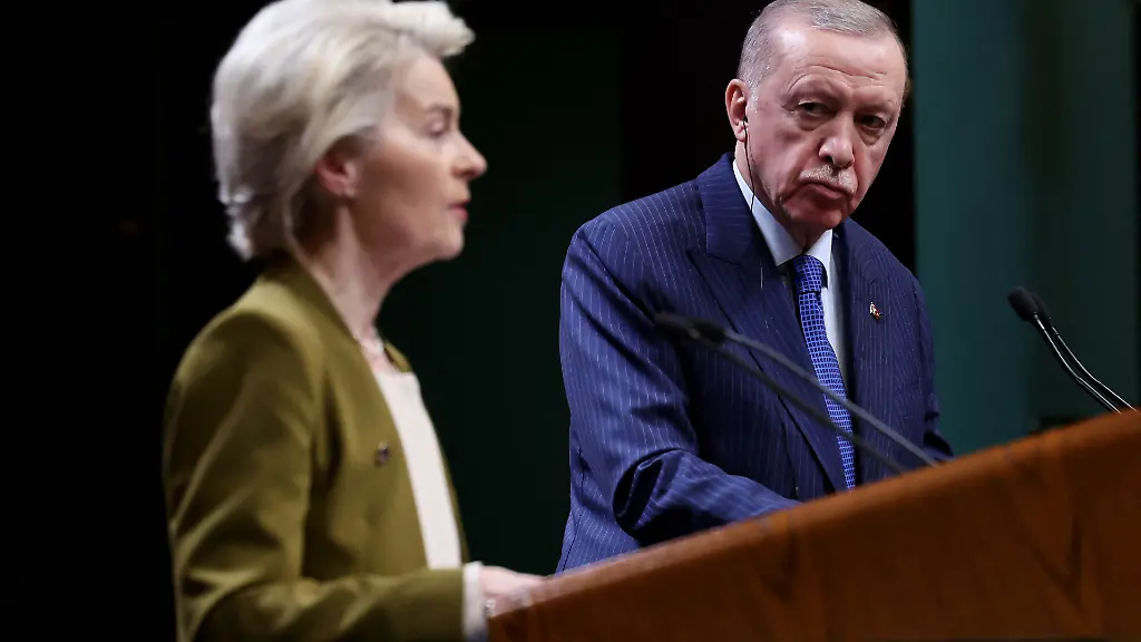 EU-Kommissionspraesidenten-traf-sich-mit-dem-tuerkischen-Praesidenten-Recep-Tayyip-Erdogan-in-Ankara-um-ueber-die-Lage-in-Syrien-zu-beraten