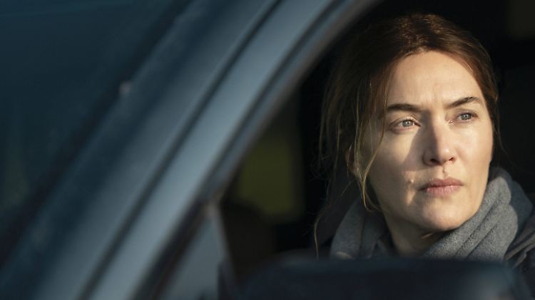 In "Mare of Easttown" verkörpert Kate Winslet eine Polizistin, die einen Mord aufklären muss.