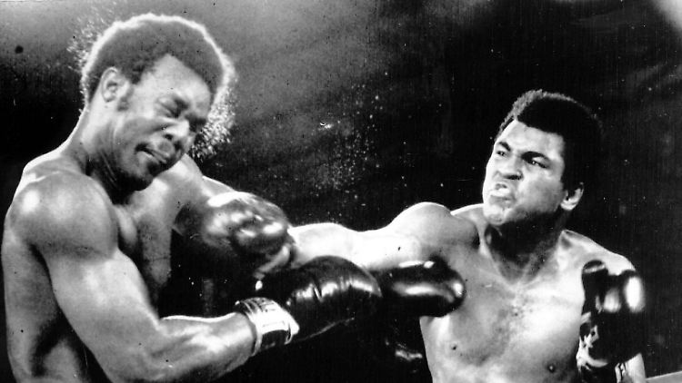 Muhammad Ali besiegt George Foreman. Knockout in Runde acht.
