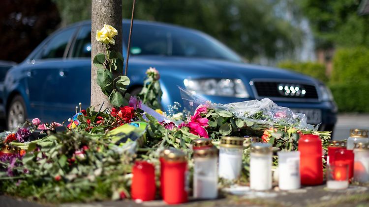 Blumen und Kerzen stehen an der Stelle in Moers, an der 2019 eine unbeteiligte Frau ums Leben kam.
