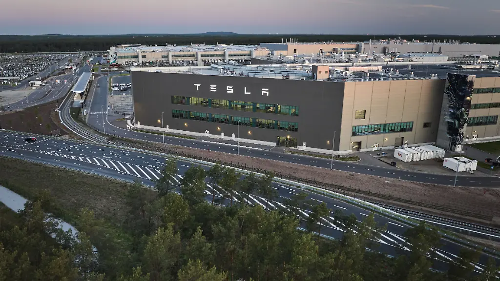 Der-hohe-Wasserverbrauch-des-Tesla-Werks-in-Gruenheide-steht-schon-lange-in-der-Kritik-Nun-gibt-es-Diskussionen-ueber-die-Sonderkonditionen-die-dem-Konzern-vom-Wasserversorger-offenbar-eingeraeumt-wurden